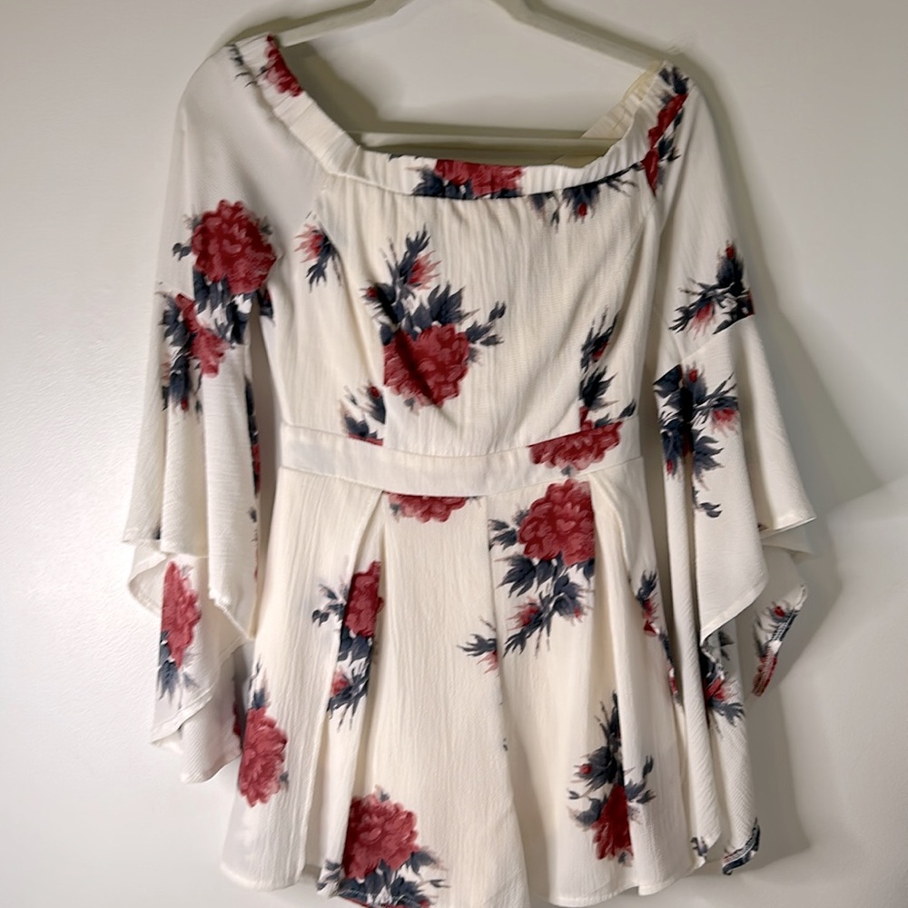 L’atiste by Amy floral romper size small flowing sleeves red green cream boho
